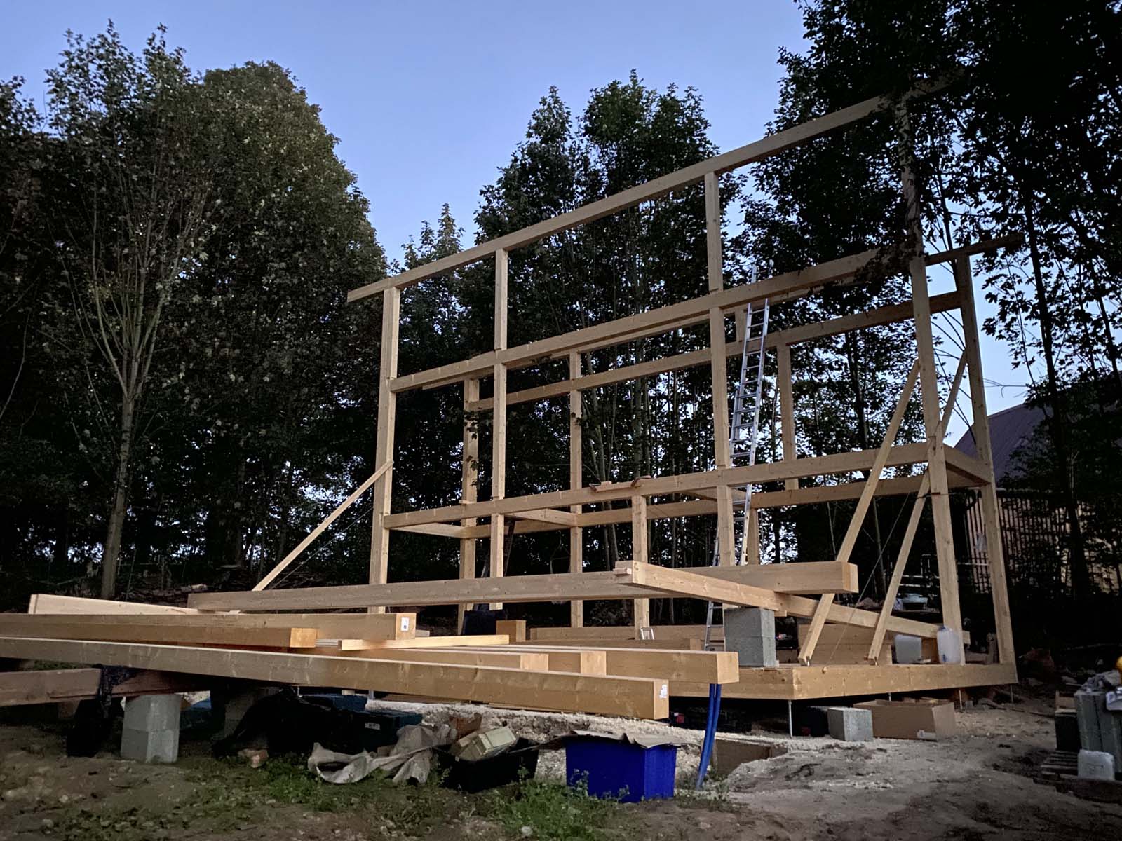 Holzskelettbau - die dritte Portalwand wird in Angriff genommen